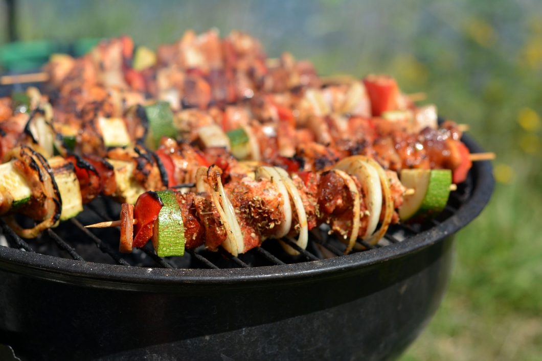 Einen gemütlichen Grillplatz im Garten einrichten
